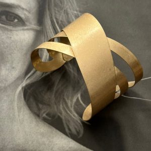 Pulsera metal cruzado